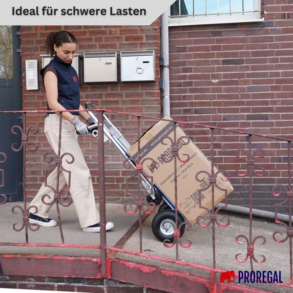 Eine Frau transportiert einen großen Karton mit einer stabilen Sackkarre über eine Rampe. Ideal für schwere Lasten. Proregal Logo.