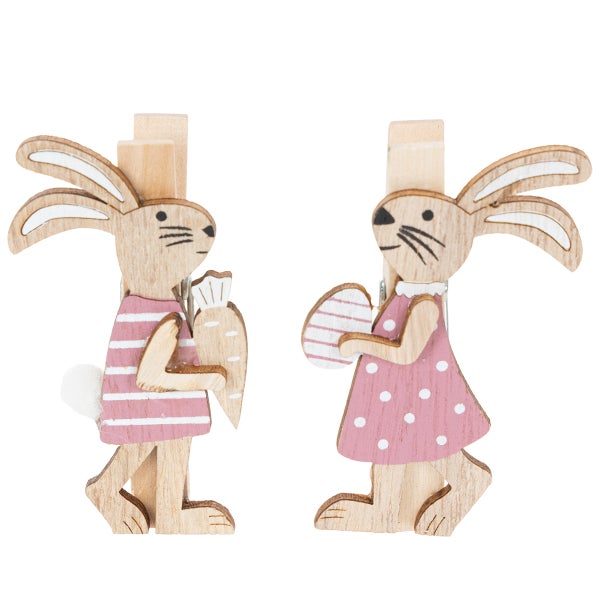 Osterhasen-Dekoklammern aus Holz, ein Hase mit gestreifter Kleidung und Karotte, ein Hase mit gepunktetem Kleid und Osterei.