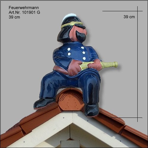 Firstfigur Feuerwehrmann in blauer Uniform mit schwarzem Helm, hält einen gelben Schlauch, 39 Zentimeter hoch, montiert auf braunem Firstziegel.