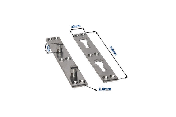 Zwei Möbelverbinder aus Metall mit den Maßen 118 Millimeter mal 20 Millimeter und einer Dicke von 2,8 Millimeter.