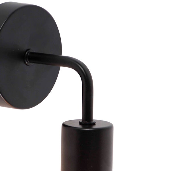 Detailaufnahme einer schwarzen Wandleuchte.