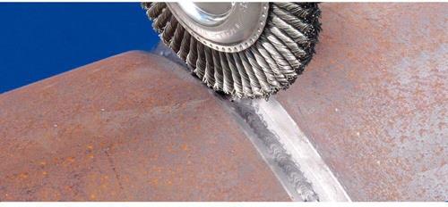 Drahtbürste an einem Werkstück