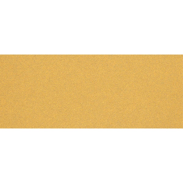 Frau schleift Fensterrahmen mit einem Schleifgerät