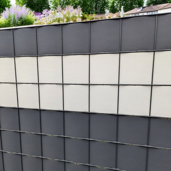 Sichtschutzzaun mit grauen und weißen Elementen