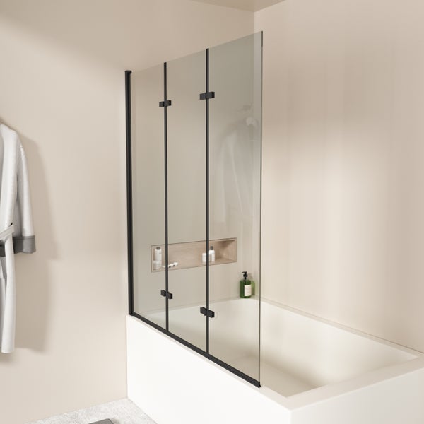 Badewannenaufsatz aus Glas mit schwarzem Rahmen im Badezimmer