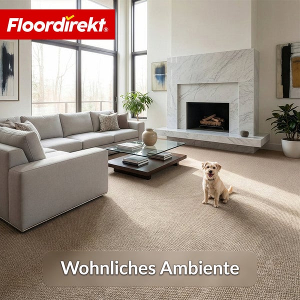 Wohnzimmer mit Teppichboden, Sofa, Couchtisch und Kamin.