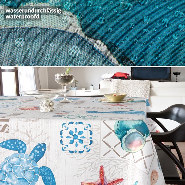 Wasserdichte Tischdecke mit Meeresmotiven wie Schildkröten und Seesternen in einem hellen Wohnzimmer.