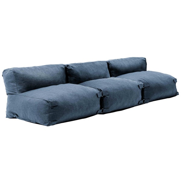 Blaues modulares Lounge-Sofa aus drei Sitzelementen mit Rückenlehnen, durch Schnallen verbunden.