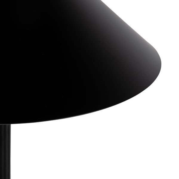 Detailansicht einer schwarzen Stehlampe mit konischem Lampenschirm