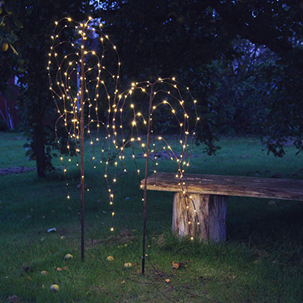 Dekorative Gartenbeleuchtung mit LED-Lichtern, die wie ein Baum geformt ist.