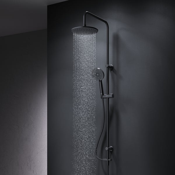 Brausegarnitur mit Kopf- und Handbrause im Badezimmer