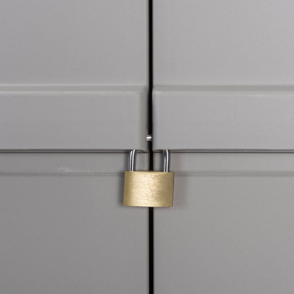 Vorhängeschloss an einer Gartentruhe zur Sicherung des Inhalts.