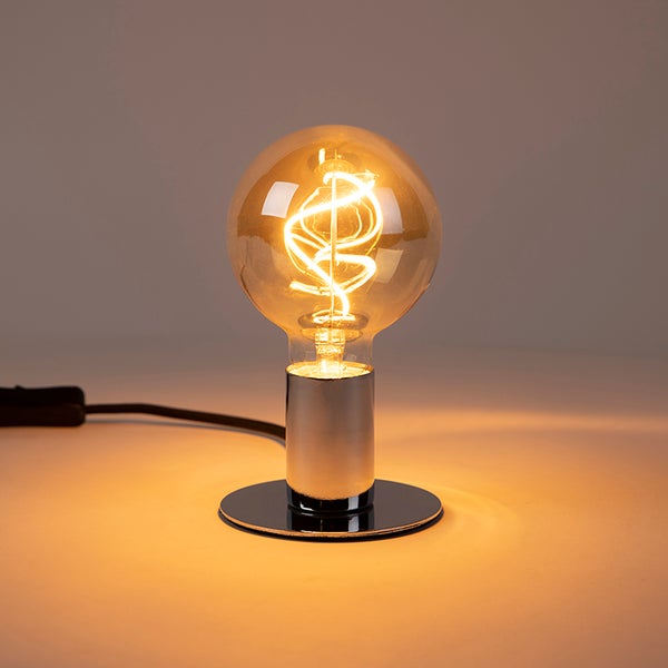 Dekorative Tischleuchte mit LED-Filament-Leuchtmittel in Globeform und silberfarbenem Metallsockel.
