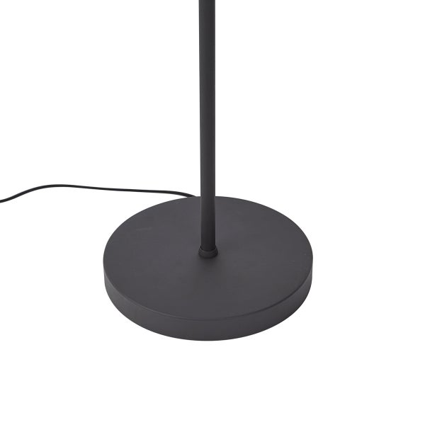 Schwarzer Standfuß einer Stehlampe aus Metall mit rundem Sockel und Stromkabel.