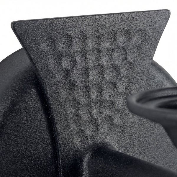 Nahaufnahme einer schwarzen Kunststoffschaufel