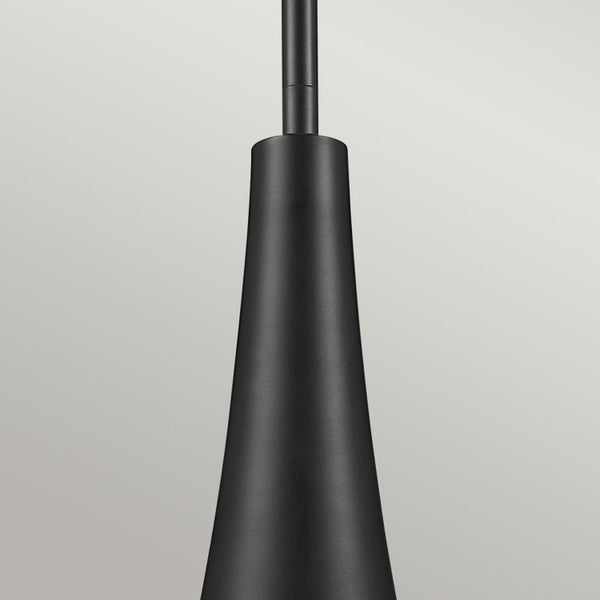 Schwarze Pendelleuchte mit konischem Lampenschirm.