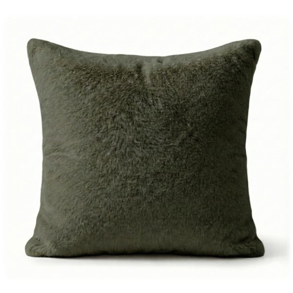 Quadratisches Dekokissen aus weichem Kunstfell in Dunkelgrün.