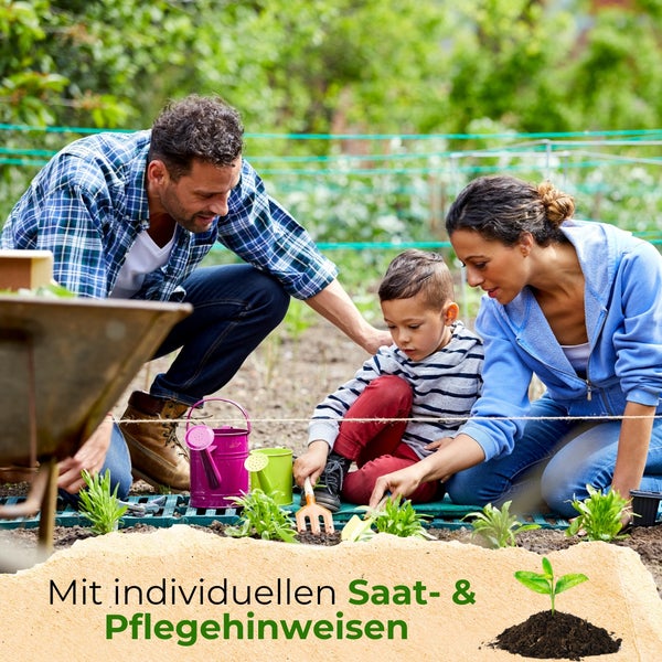 Eine Familie gärtnert gemeinsam in einem Beet mit Gießkanne und Gartenwerkzeug. Text: Mit individuellen Saat- und Pflegehinweisen.