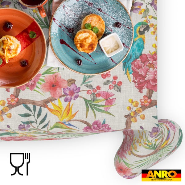 Tischdecke mit tropischem Blumen- und Vogelmotiv, lebensmittelecht, ANRO Deutsche Manufaktur Logo.