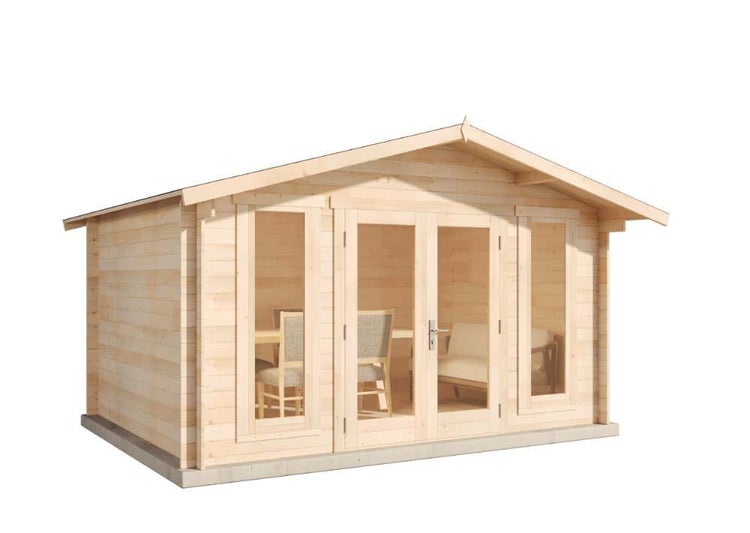 Gartenhaus aus Holz mit Satteldach, einer Doppeltür aus Glas und zwei großen Seitenfenstern, Einblick in den möblierten Innenraum.