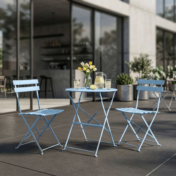 Hellblaues Bistro-Set aus Metall mit einem runden Klapptisch und zwei Klappstühlen.