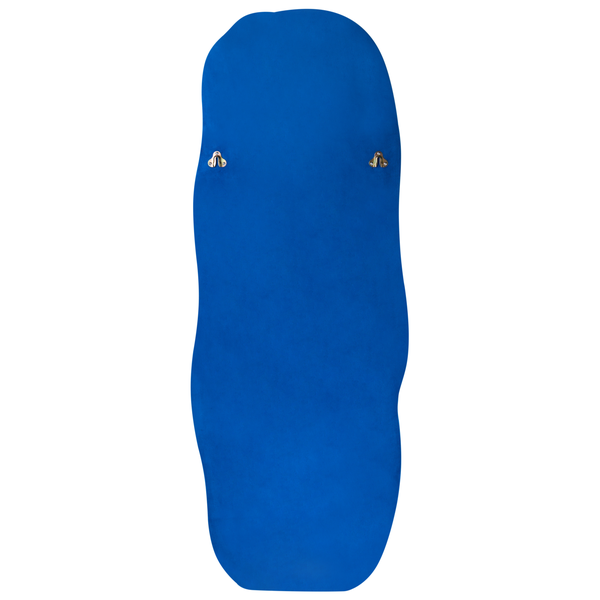 Organisch geformter Spiegel mit blauer Samtrückseite und Metallaufhängungen.