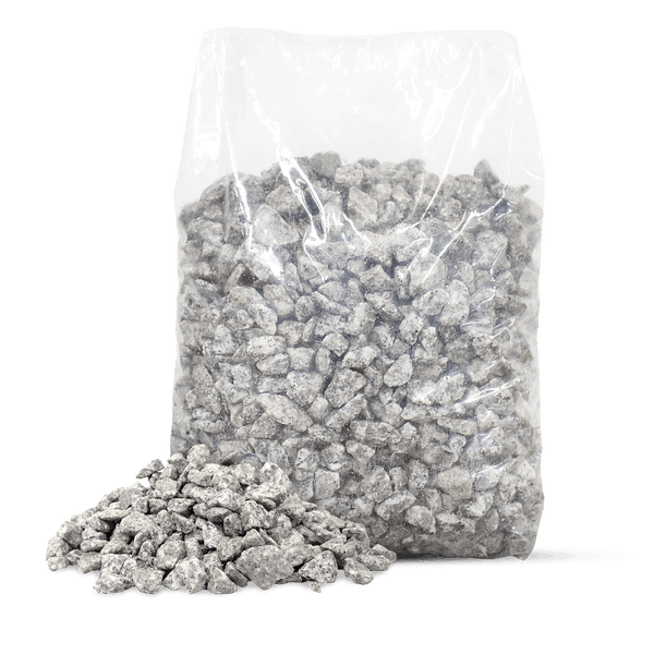 Granitsplitt grau-weiß in einem transparenten Kunststoffsack mit einer kleinen Menge davor.
