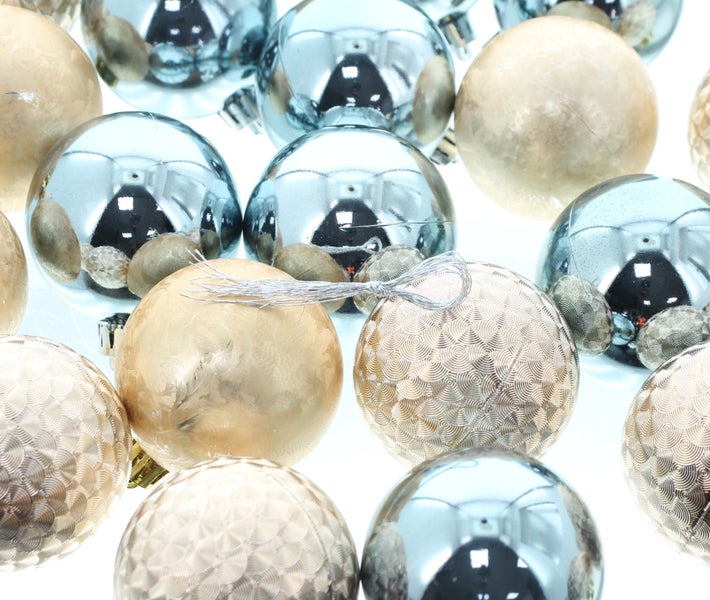 Nahaufnahme von Christbaumkugeln in verschiedenen Ausführungen