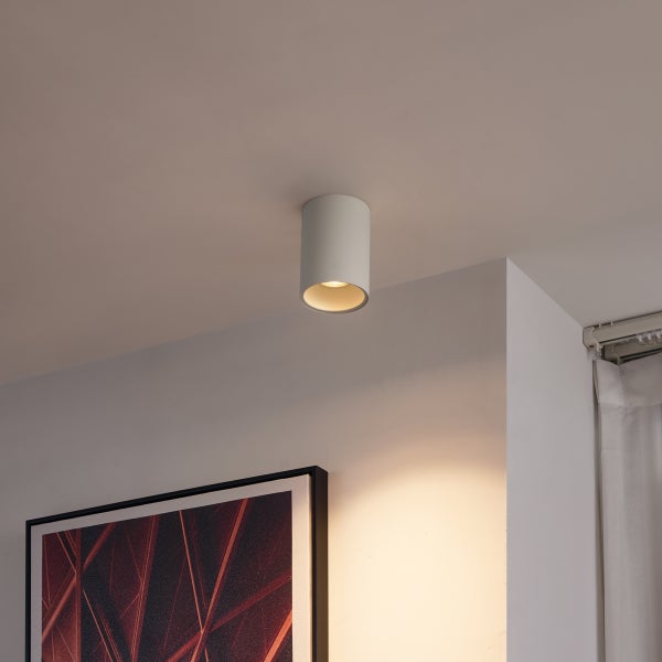 Zimmer mit einer zylindrischen Deckenleuchte