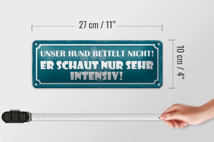 Blechschild Spruch 27x10cm unser Hund bettelt nicht er Dekoration
