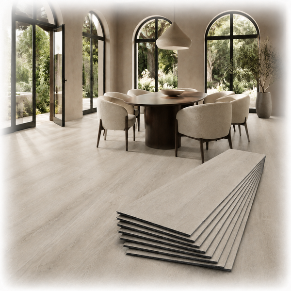 Stapel aus Laminat Dielen mit Holzoptik in einem modernen Esszimmer mit bodentiefen Fenstern und Blick auf den Garten.