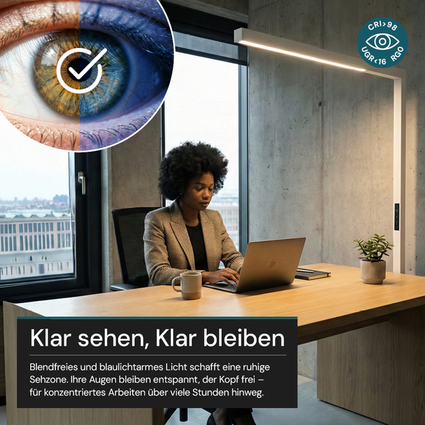 Frau arbeitet am Schreibtisch mit LED-Schreibtischleuchte