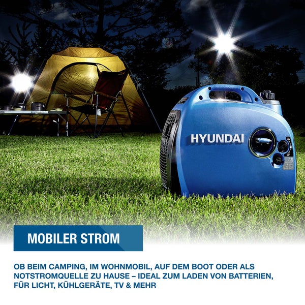 Hyundai Stromerzeuger auf einer Wiese neben einem beleuchteten Zelt bei Nacht, ideal für Camping und als Notstromquelle.