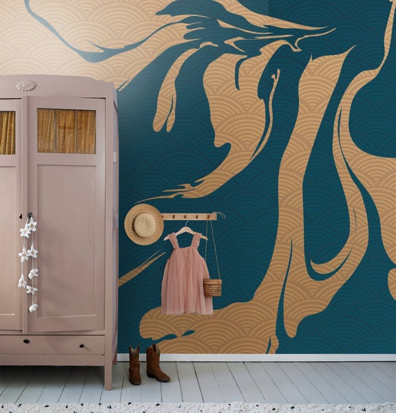 Kinderzimmer mit Kleiderschrank, Kleid, Hut und gemusterter Tapete