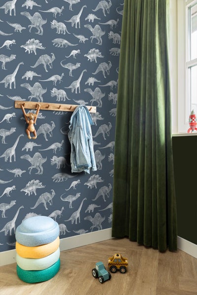 Kinderzimmer mit Dinosaurier-Tapete, Garderobe mit Haken, Stapelhocker und Spielzeugautos