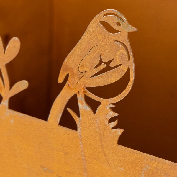 Detailaufnahme einer Metalldekoration für den Garten mit Vogel-Motiv und Rost-Patina.