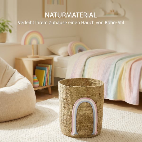 Geflochtener Aufbewahrungskorb aus Naturmaterial mit Regenbogen-Motiv in einem hellen Kinderzimmer im Boho-Stil.