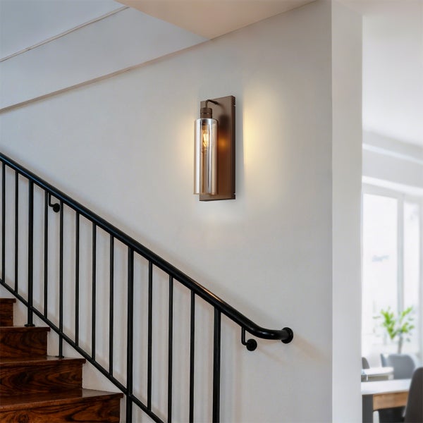 Wandleuchte aus Glas und Metall neben einer Treppe