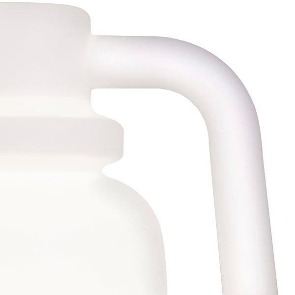 Detailansicht eines Lampenschirms aus Milchglas mit gebogenem Gestell