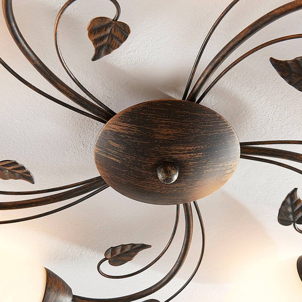 Detailansicht einer Deckenleuchte mit Blattmotiven