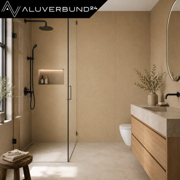 Modernes Badezimmer mit ebenerdiger Glasdusche, Wandverkleidung in Textiloptik und Waschtisch mit Holzfronten und Aluverbund 24 Logo.