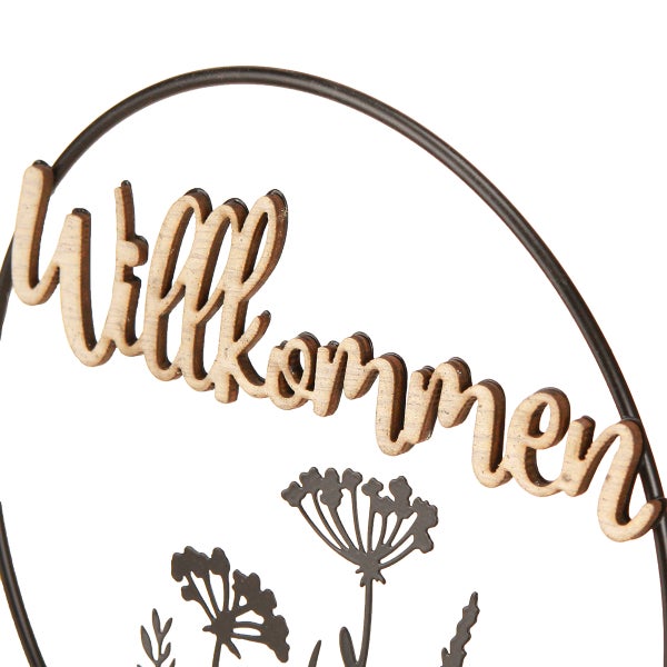 Dekorativer Willkommenskranz mit Holzschriftzug und floralem Muster