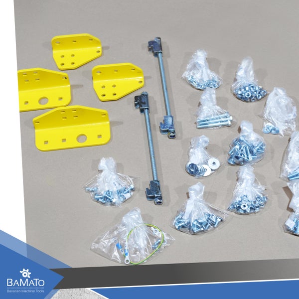 Gelbe Halterungen, Gewindestangen und Schrauben in Plastiktüten