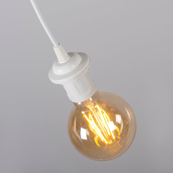 LED-Globelampe mit sichtbarem Filament in einer weißen Fassung mit Kabel.