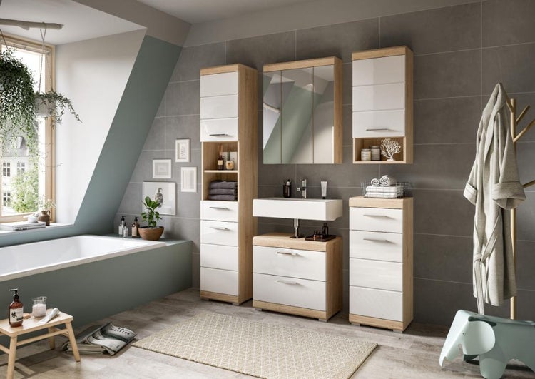 Helles Badezimmer mit modernen Badmöbeln in Eiche-Optik und Weiß, bestehend aus Waschbecken, Spiegelschrank, Hochschrank und Beistellschränken.