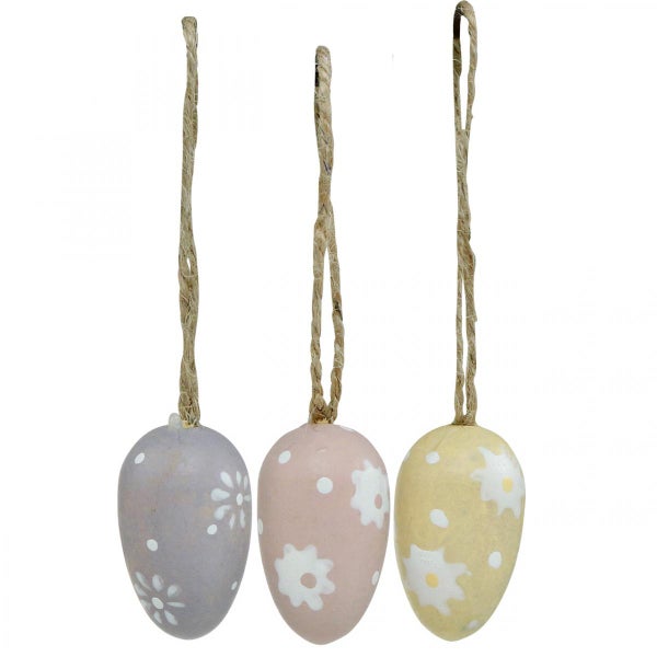 Drei dekorative Ostereier mit Blumenmuster und Aufhängern