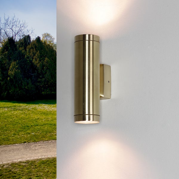 Goldene Außenwandleuchte mit zwei Lichtquellen an einer Fassade