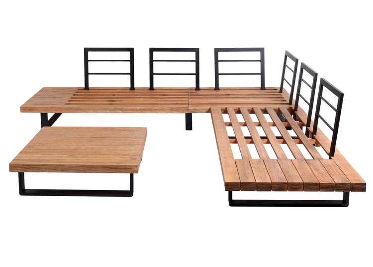 Modernes Garten-Lounge-Set aus Holzlatten mit schwarzem Metallgestell, bestehend aus einem Ecksofa und einem niedrigen Tisch.