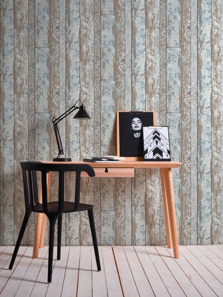 Einrichtung mit Schreibtisch, Stuhl, Lampe und Fotowand mit Holzplanken-Motiv