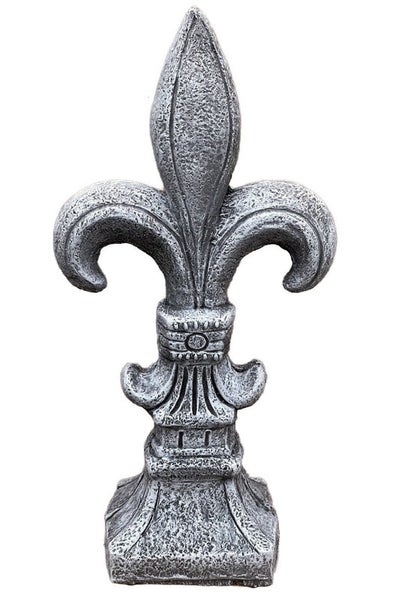 Gartenfigur in Form einer französischen Lilie aus Steinguss, Fleur-de-Lis Dekoration für den Außenbereich.